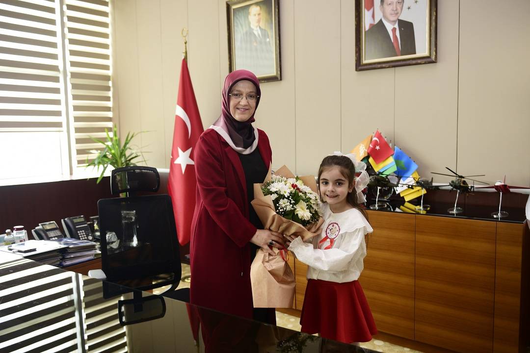 MCBÜ’de 23 Nisan’da Koltuk Miniklere Emanet