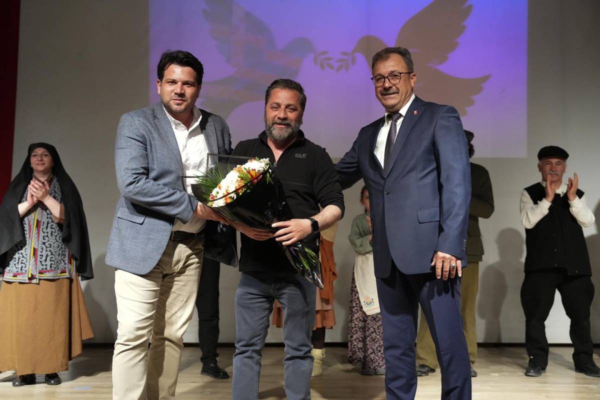 Akhisar’da Mübadil Öyküleri Tiyatrosu İzleyicileri Duygulandırdı