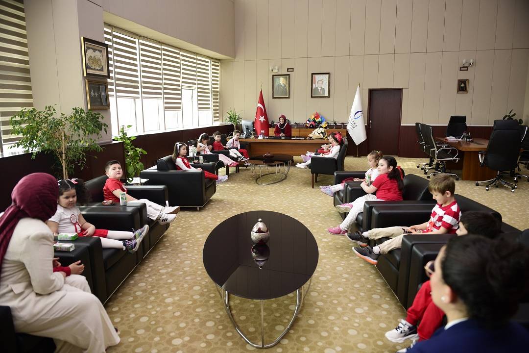 MCBÜ’de 23 Nisan’da Koltuk Miniklere Emanet