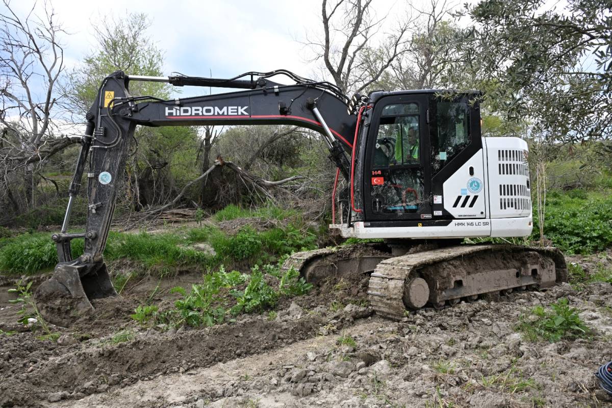 Akhisar’da 5 Kilometrelik Dere Hattı Rüsubattan Arındırılıyor