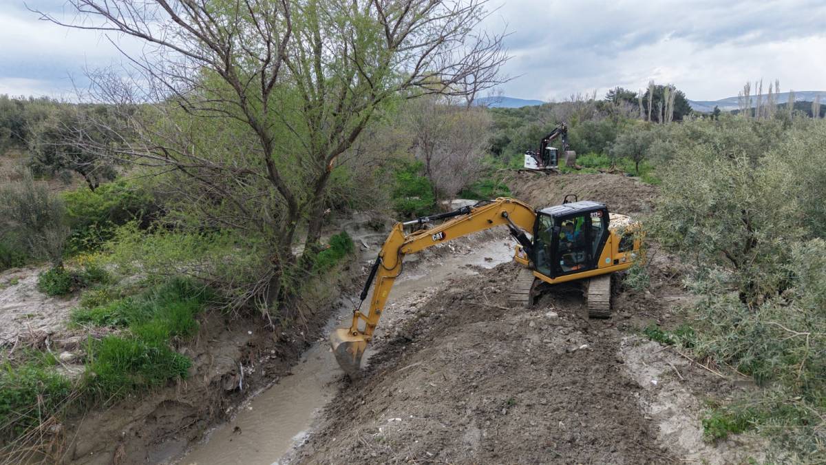 Akhisar’da 5 Kilometrelik Dere Hattı Rüsubattan Arındırılıyor