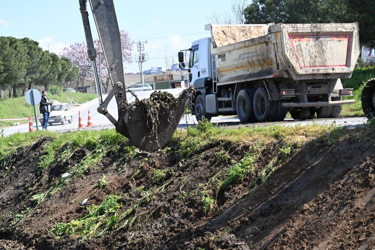 Akhisar’da 5 Kilometrelik Dere Hattı Rüsubattan Arındırılıyor