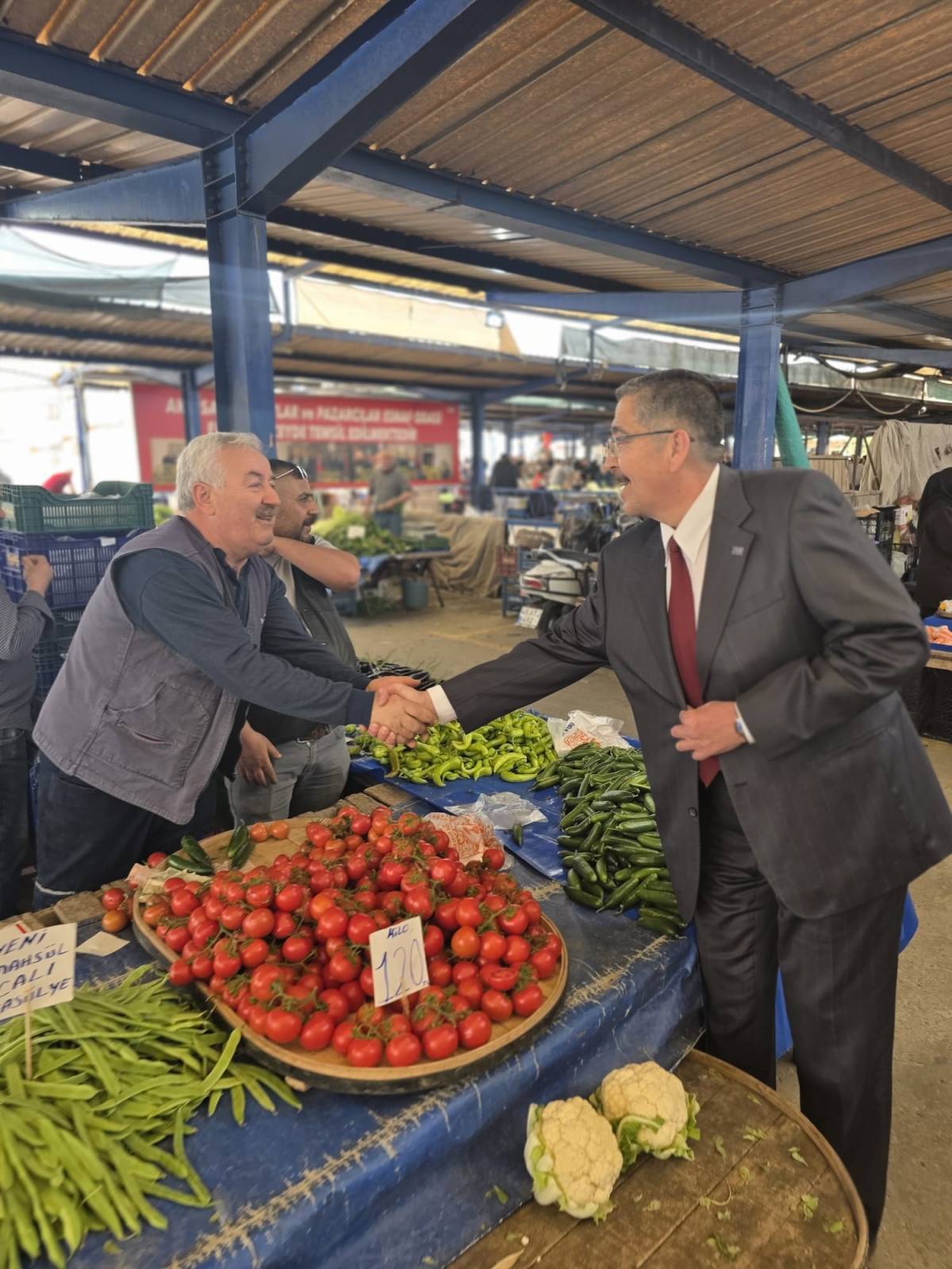 Akhisar’da Pazaryerinde Trafik Bilgilendirmesi