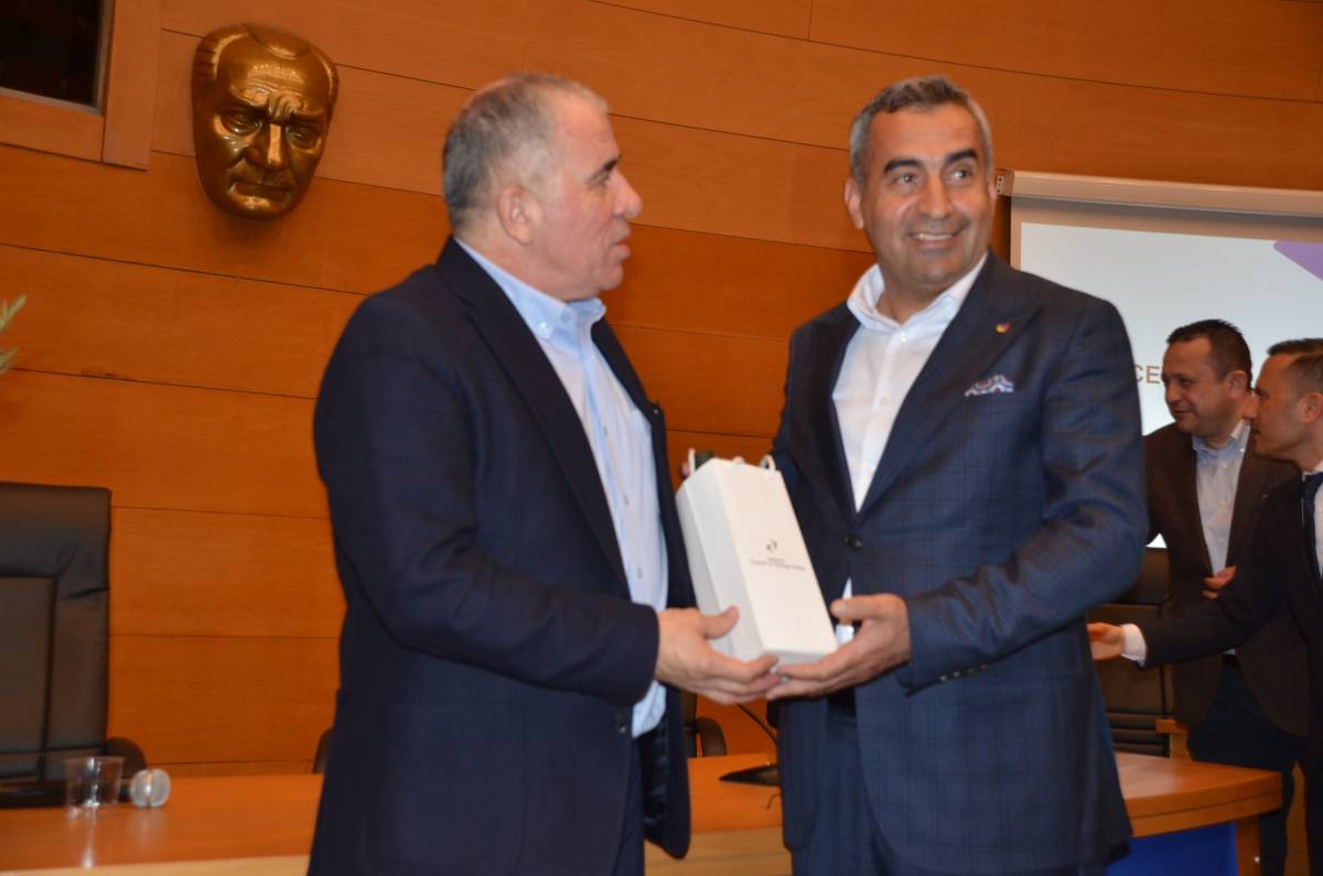 Akhisar’da ekonomi semineri yoğun ilgi gördü