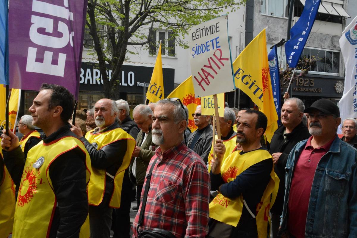 Akhisar'da Eğitimcilerden Şiddete Karşı Tek Yürek