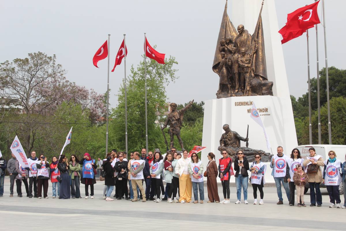 Manisa'da Eğitimcilerden Siyah Çelenkli ve İş Bırakmalı Tepki