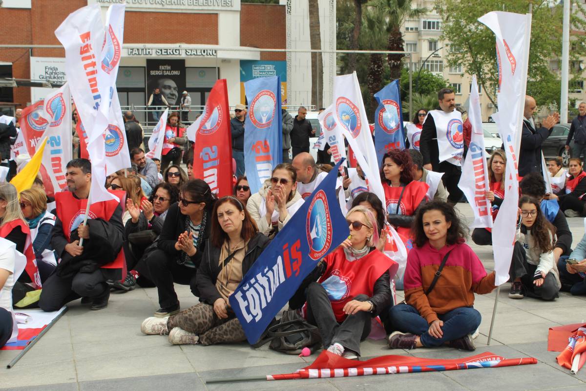 Manisa'da Eğitimcilerden Siyah Çelenkli ve İş Bırakmalı Tepki