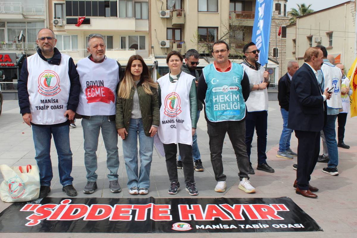 Manisa'da Eğitimcilerden Siyah Çelenkli ve İş Bırakmalı Tepki