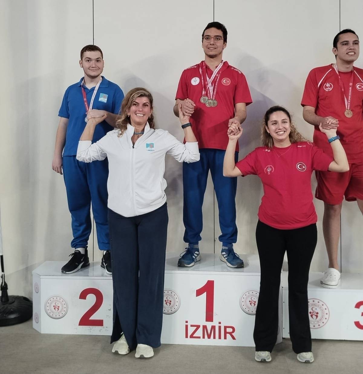 Narlıdere’nin Gururu Sarp Börekçi’den Havuzda Madalya Yağmuru