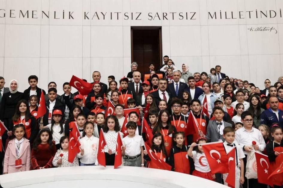 Manisa’nın Gururu Elif Serra ve Büşra Öğretmen TBMM Genel Kurulu’nda