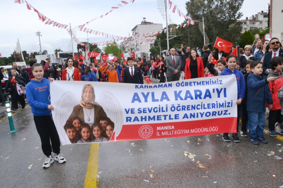 Manisa’da 23 Nisan Coşkusu: Cumhuriyet Meydanı Al Bayraklarla Donatıldı