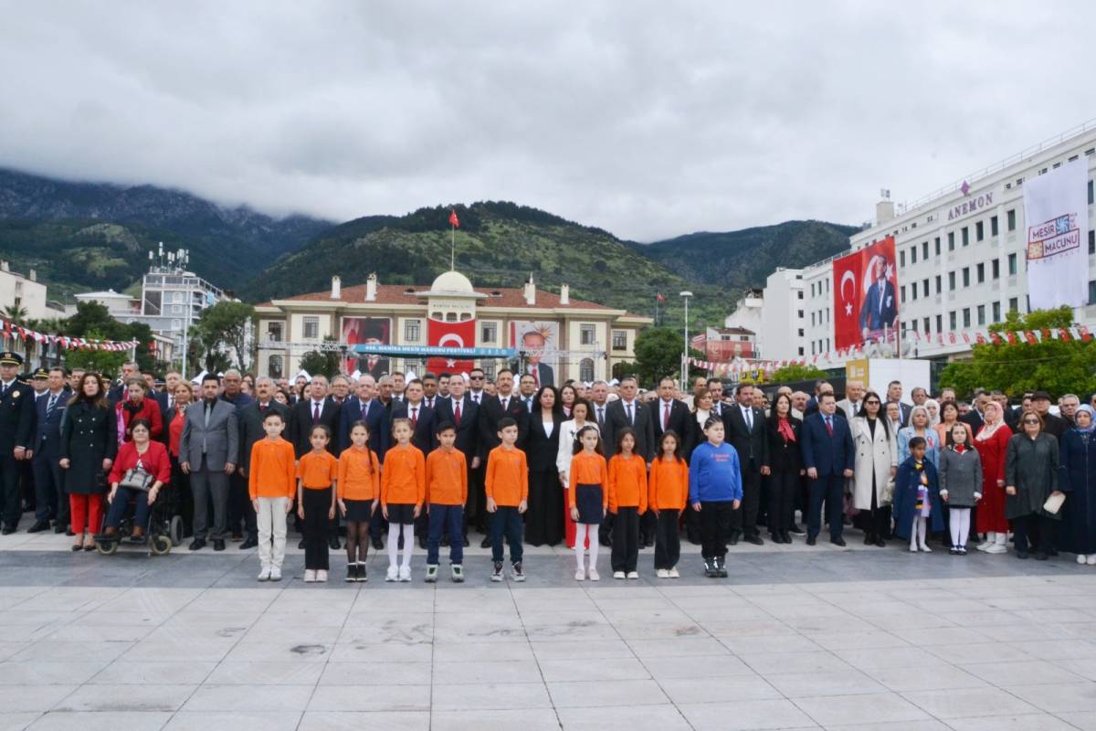 Manisa’da 23 Nisan Coşkusu: Cumhuriyet Meydanı Al Bayraklarla Donatıldı