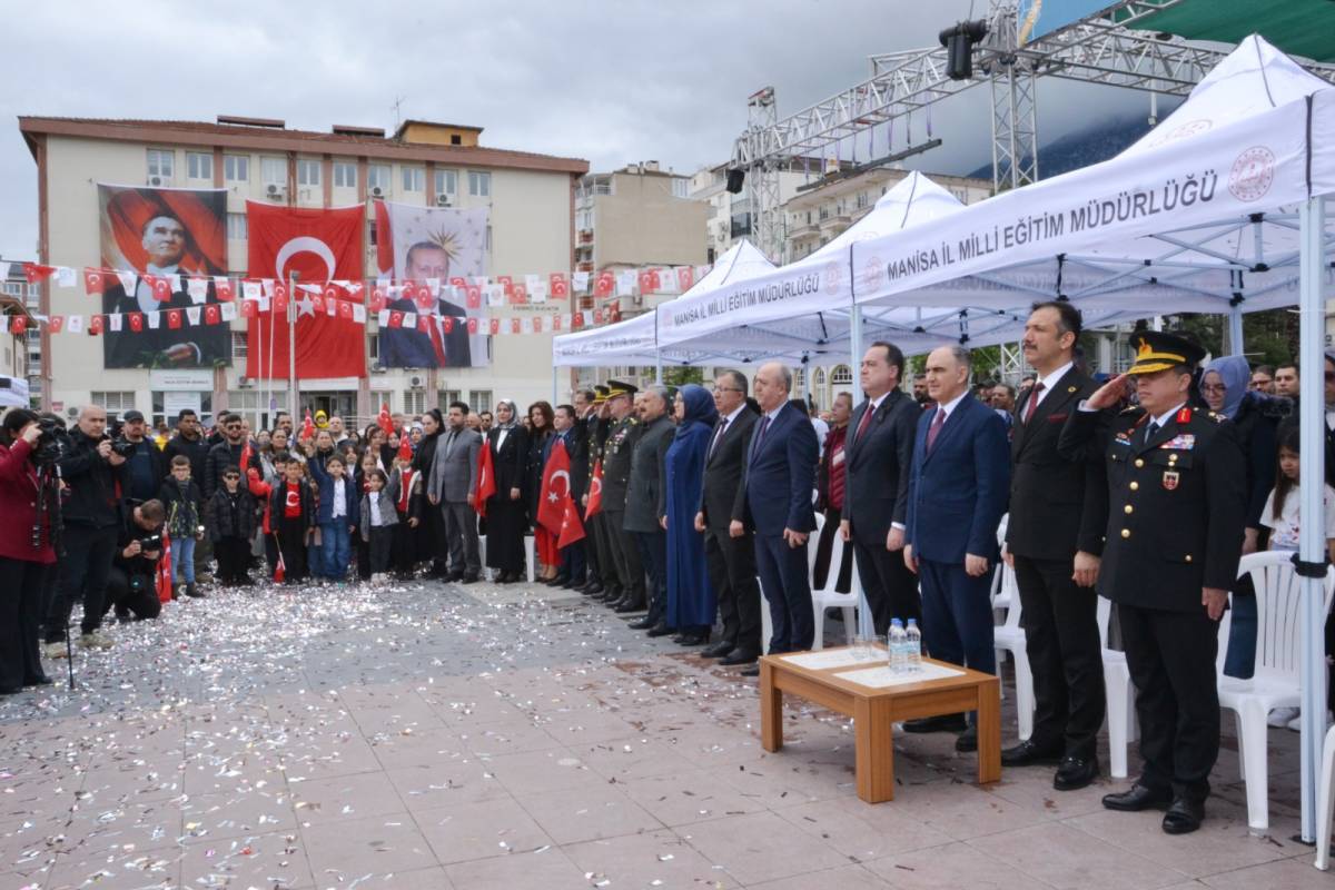 Manisa’da 23 Nisan Coşkusu: Cumhuriyet Meydanı Al Bayraklarla Donatıldı
