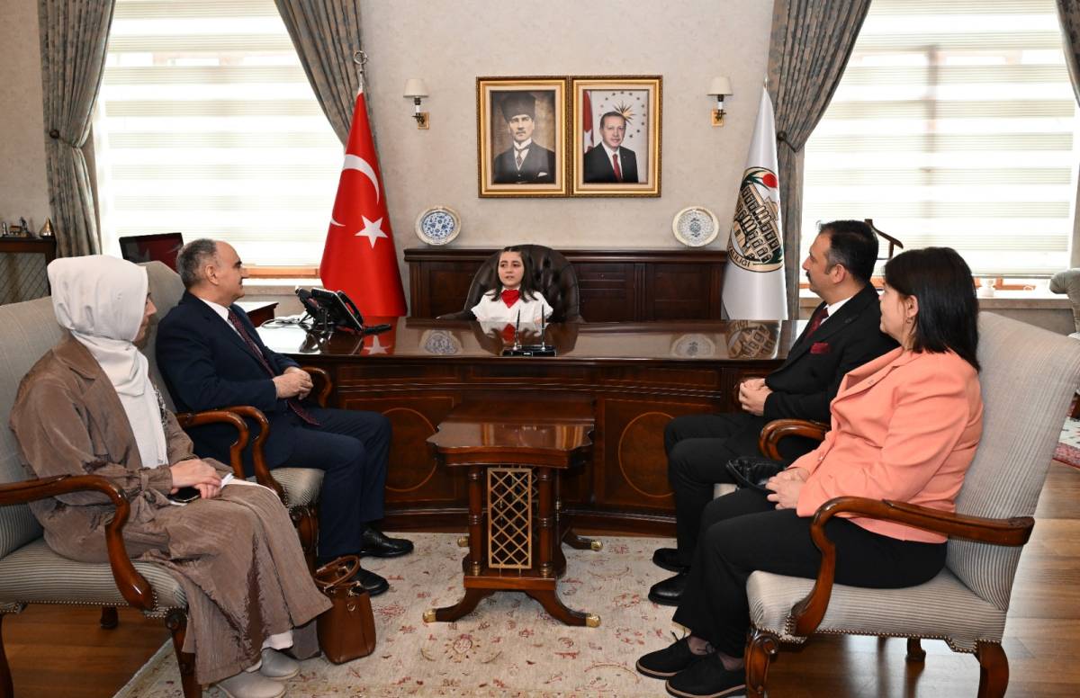 Manisa’da Valilik Koltuğu Minik Valiye Emanet