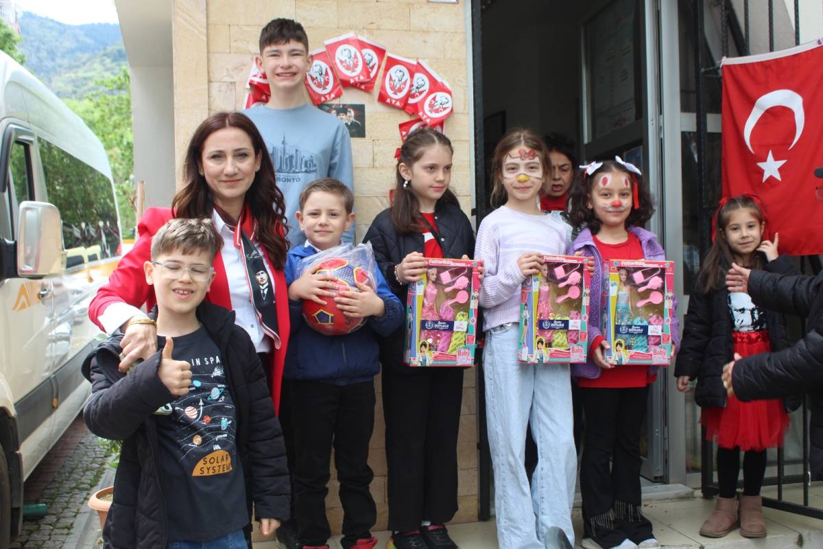 Şehzadeler’de 23 Nisan Coşkusu Mahalleye Yayıldı