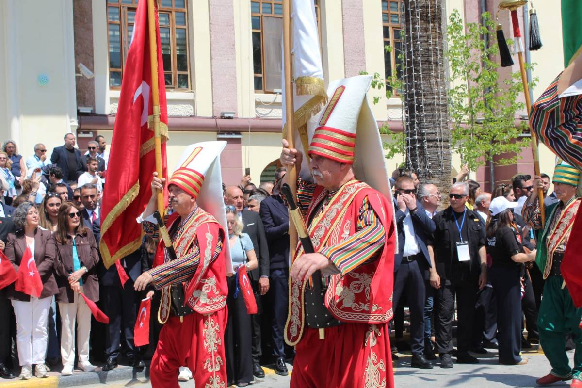 Mesir Macunu Saçımıyla Manisa’da Büyük Coşku