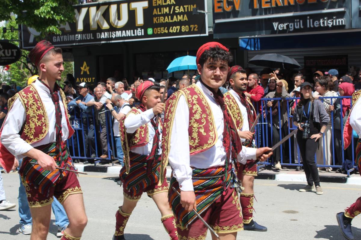 Mesir Macunu Saçımıyla Manisa’da Büyük Coşku
