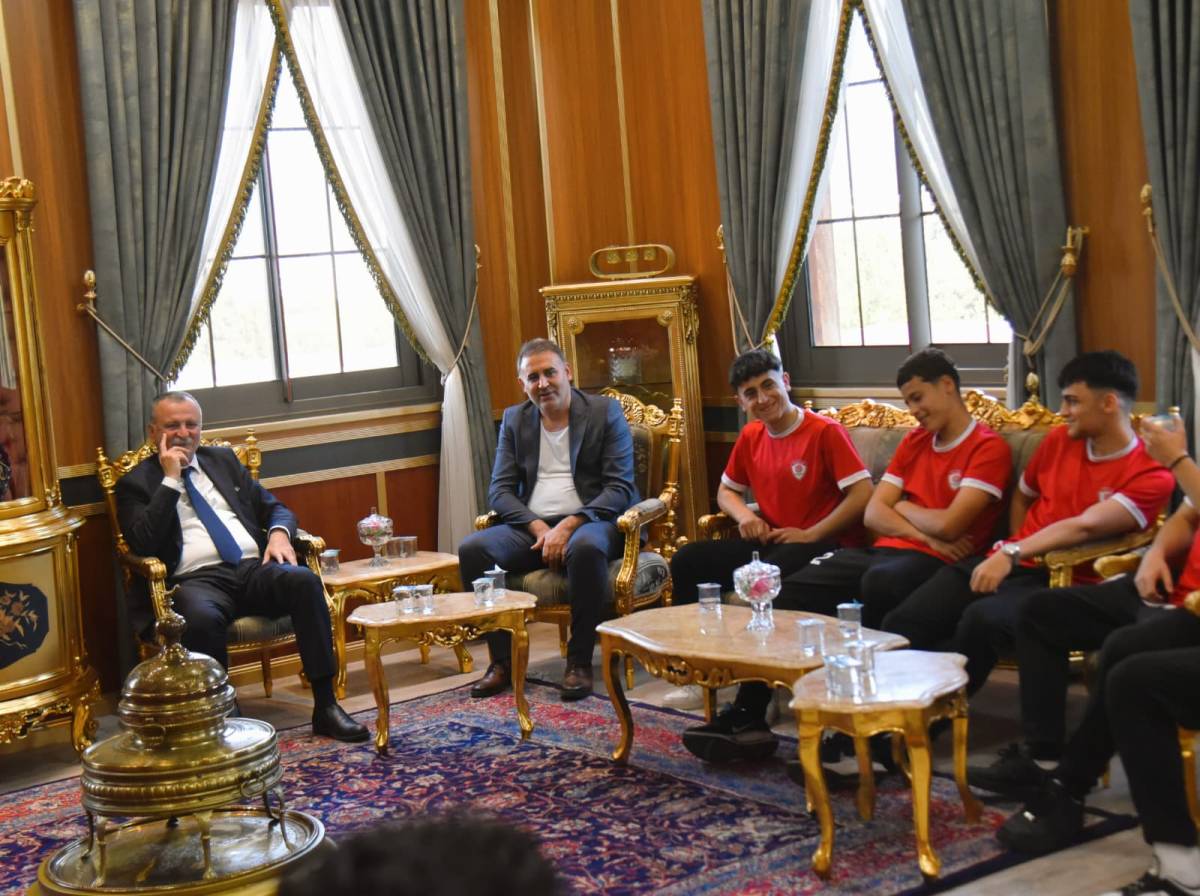 Şampiyona Yolcusu Gençlere Başkan Balaban Desteği