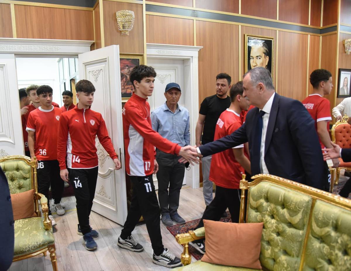 Şampiyona Yolcusu Gençlere Başkan Balaban Desteği